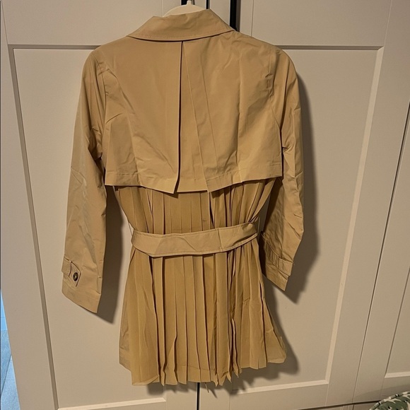 Stylish Women's Tan Trench Coat - Picture 3 of 3